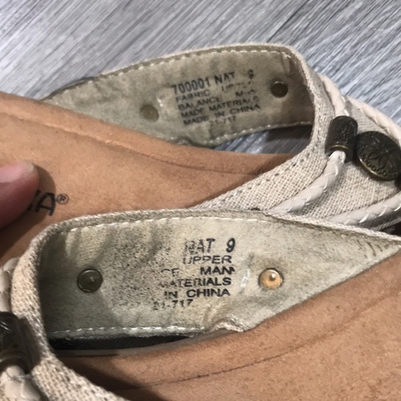 Minnetonka Natural Wheat & Medal Embellishments Flip Flop Sandals size 9 - Picture 5 of 9